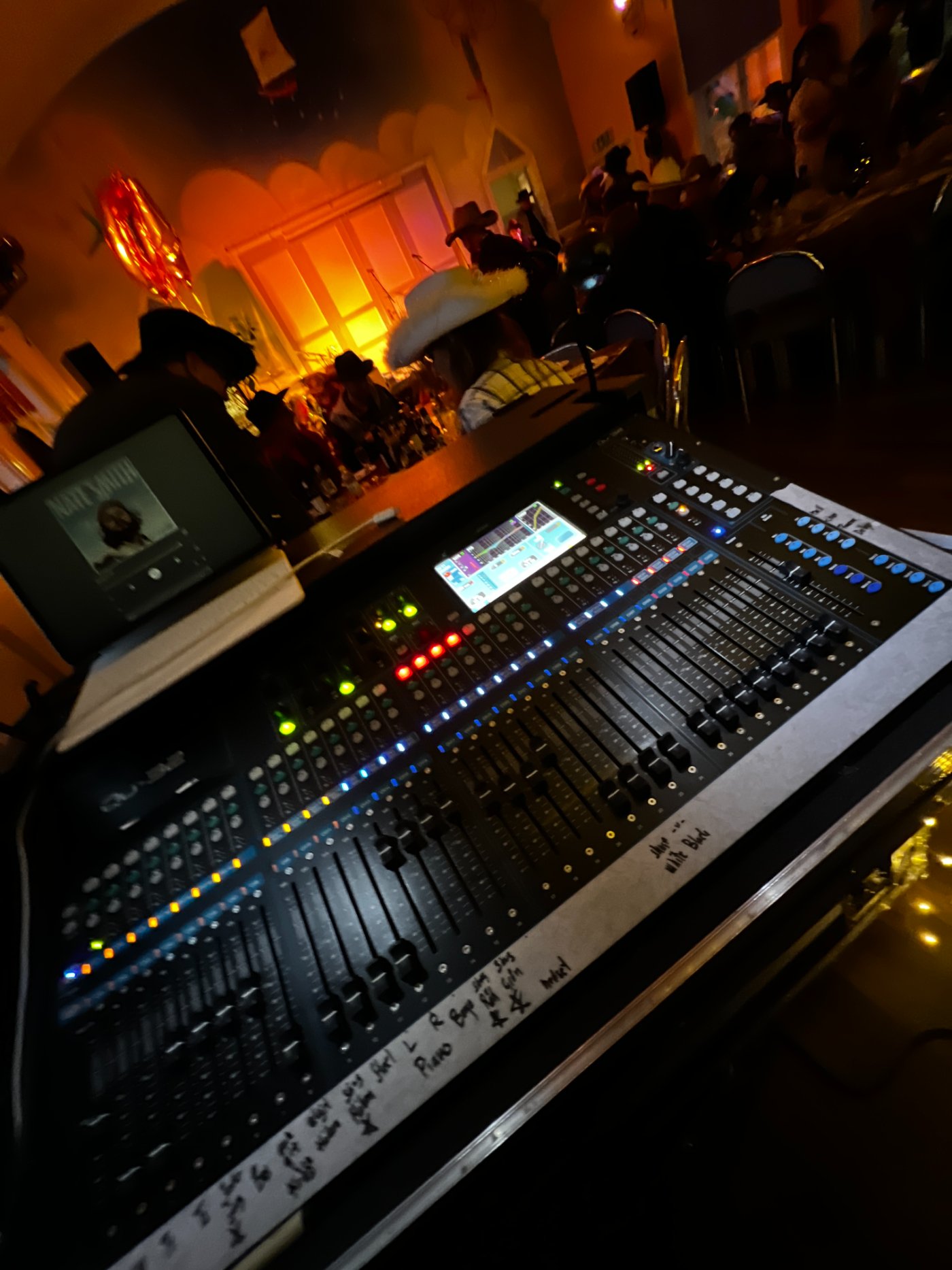 Dinnercomedy för ISS – kärlekens facility management