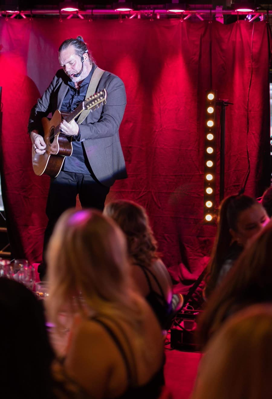 Intim show i rött sällskapsrum