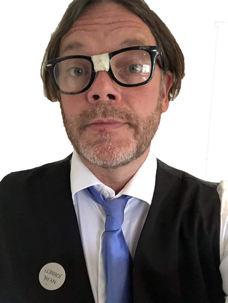 Hovmästaren med tejpade glasögon