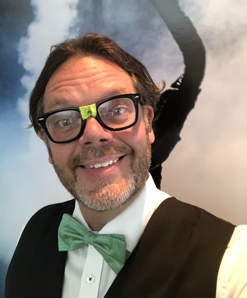 Servitören med fluga och glasögon